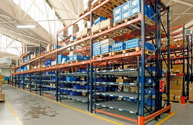 Carton flow racking integrated with conveyor system