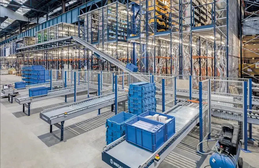 Gravity roller conveyor in shipping area