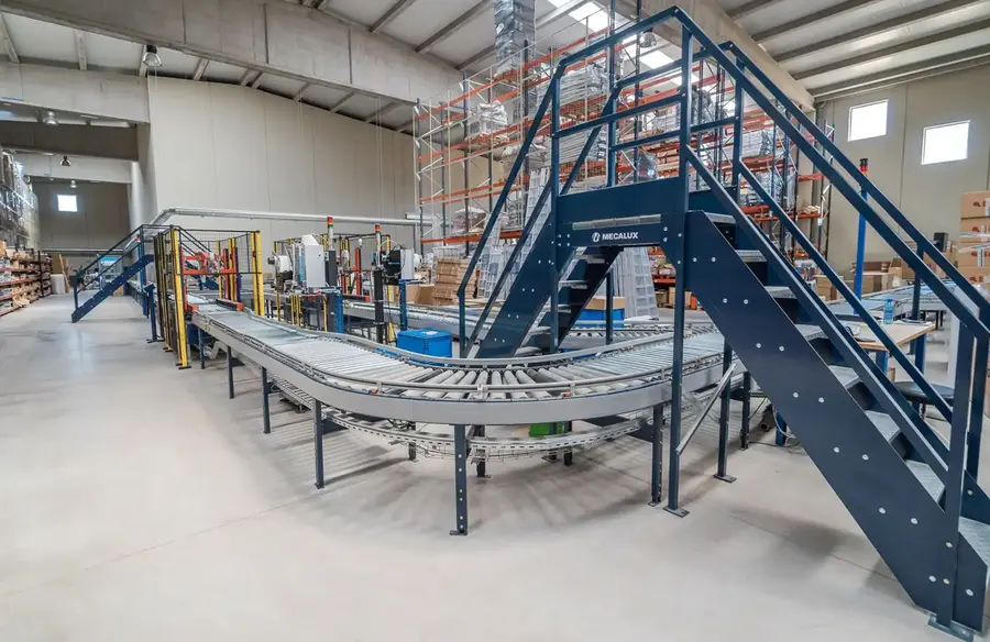 Incline conveyor moving cartons between levels