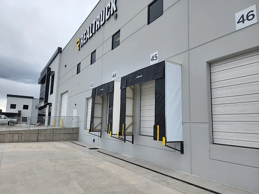 Loading dock with dock leveler and seal
