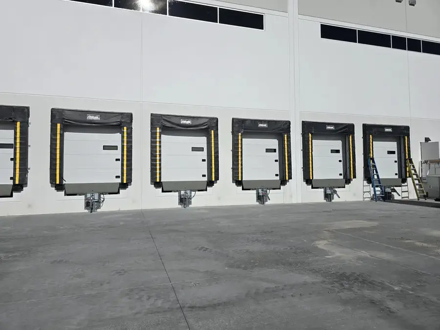 Edge-of-dock leveler for low-volume warehouse bays