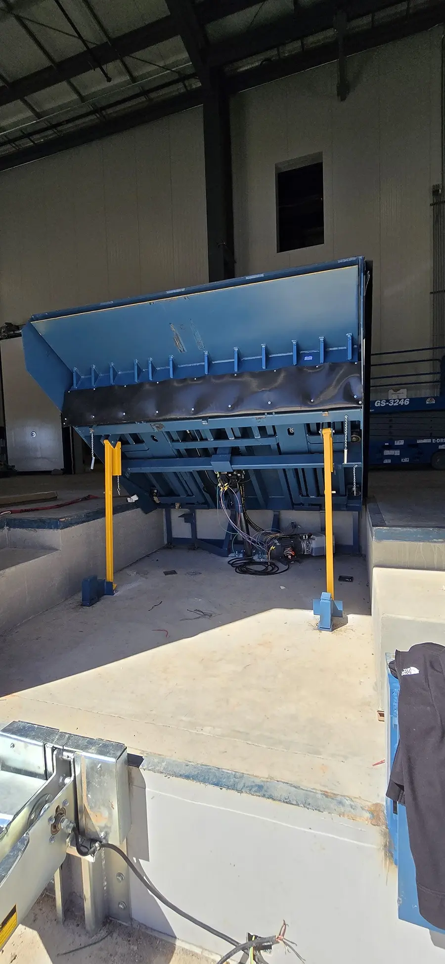 Dock shelter and seals on loading bay