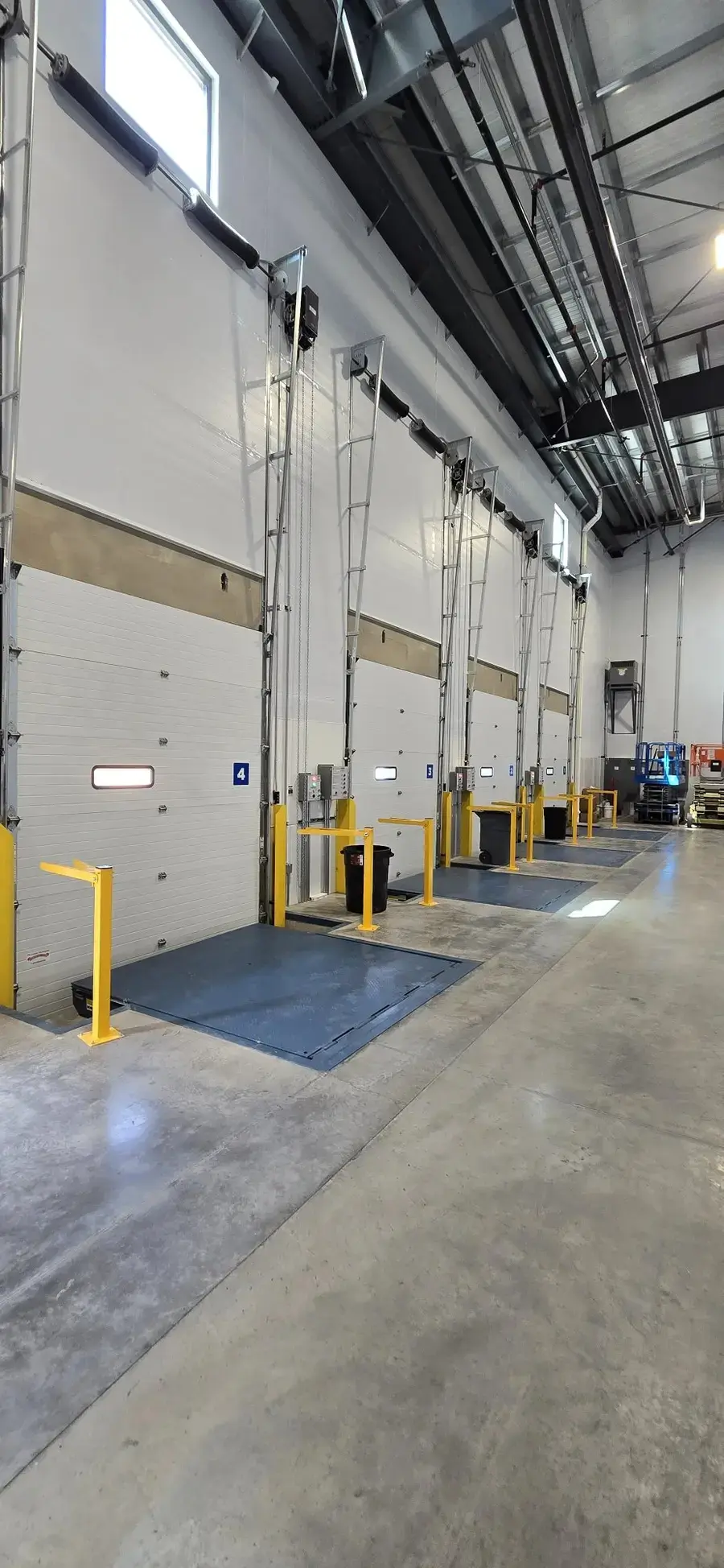 Multi-bay loading dock with levelers