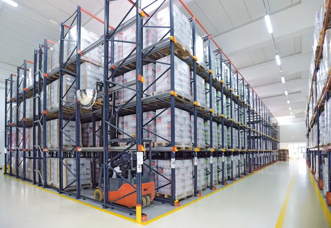 Drive-in racking rail and support beam detail