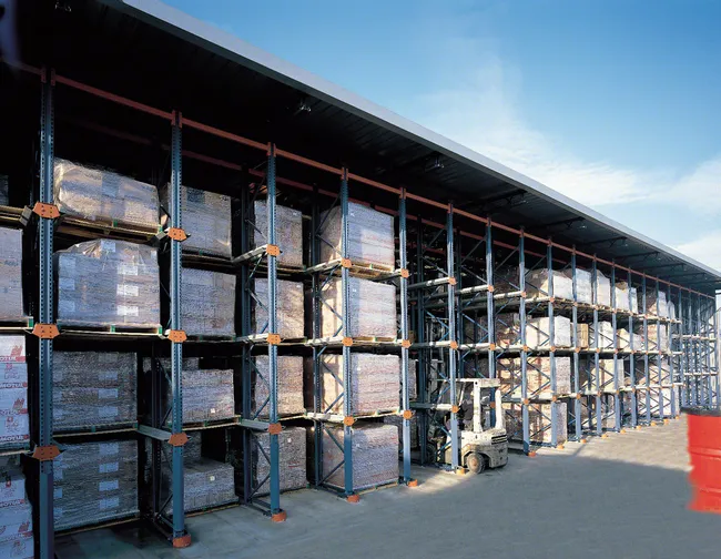Drive-in racking upright and horizontal rail connection