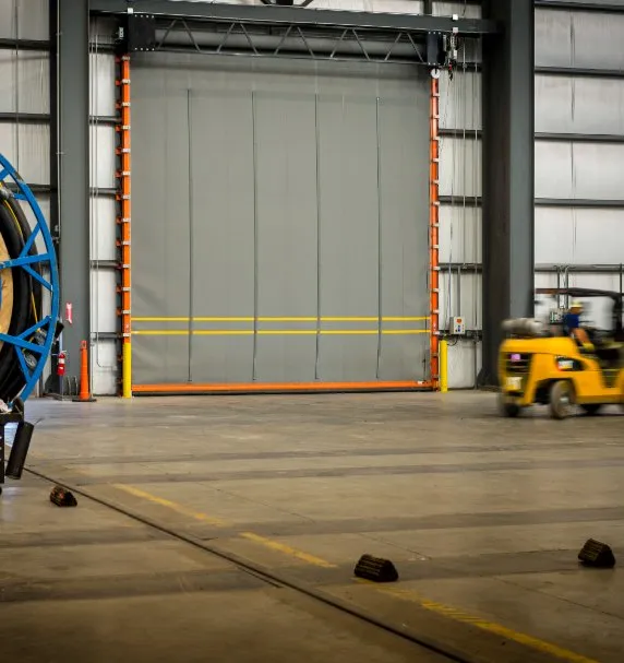 High-speed door separating temperature zones