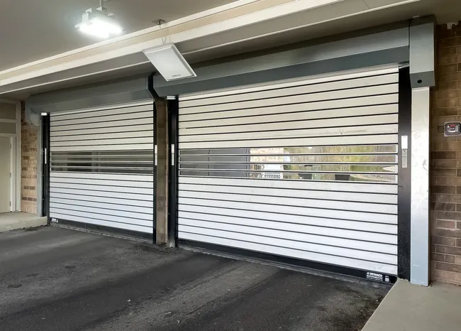 Fast-acting door on cold storage entry