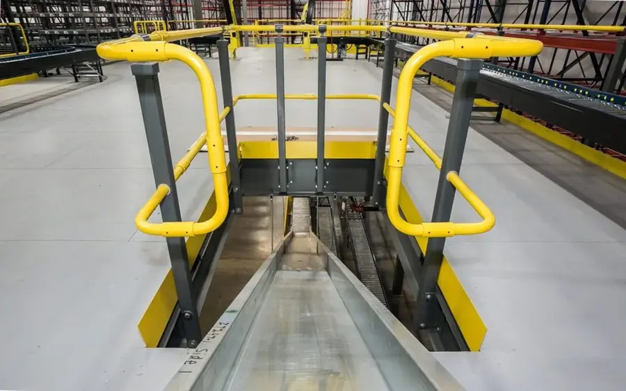Steel mezzanine platform with pallet gate and lift
