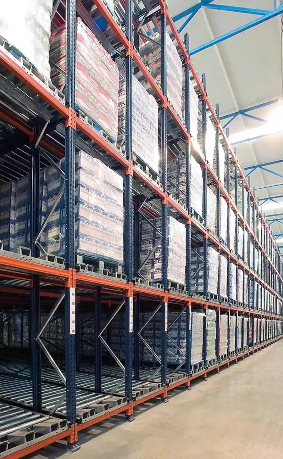 Pallet flow racking system with gravity-fed rollers