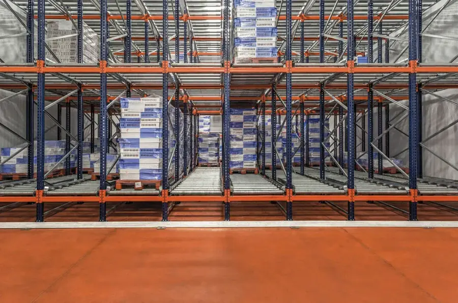 Pallet flow rack lane with speed controller brakes