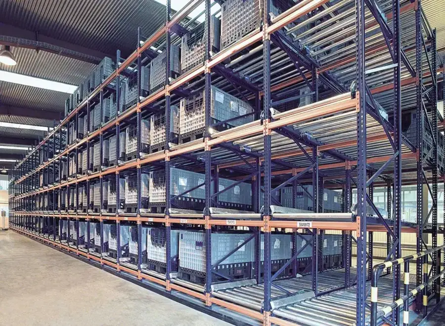 FIFO pallet flow system in cold storage warehouse