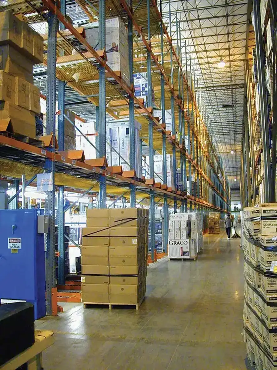 High-density pallet flow system maximizing bay depth