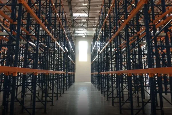 Selective pallet racking system in large distribution warehouse