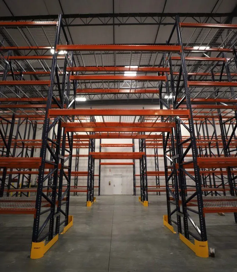Wide-aisle pallet racking with wire decking
