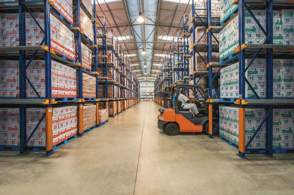Pallet racking row with column protectors