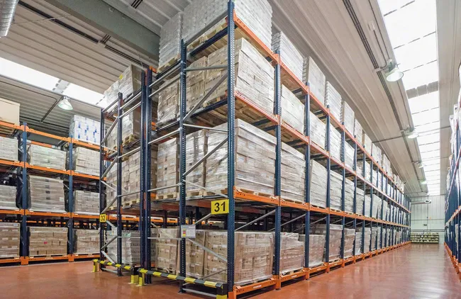 Push-back rack LIFO storage configuration