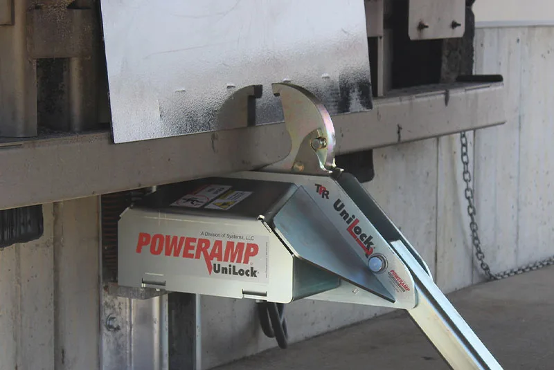 Vehicle restraint system at loading dock