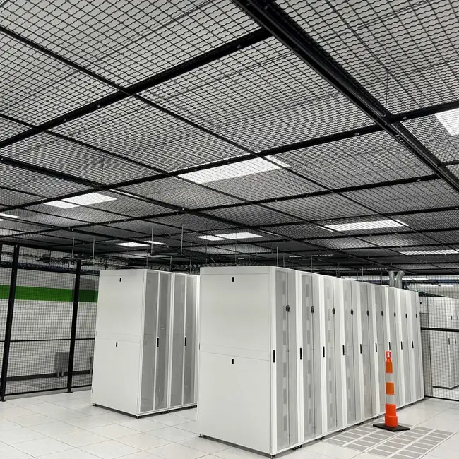 Floor-to-ceiling wire partition enclosure