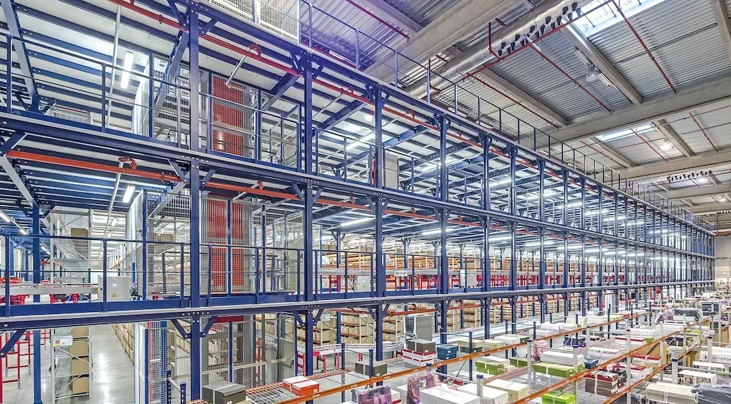 Multi-level warehouse mezzanine system maximizing vertical storage space