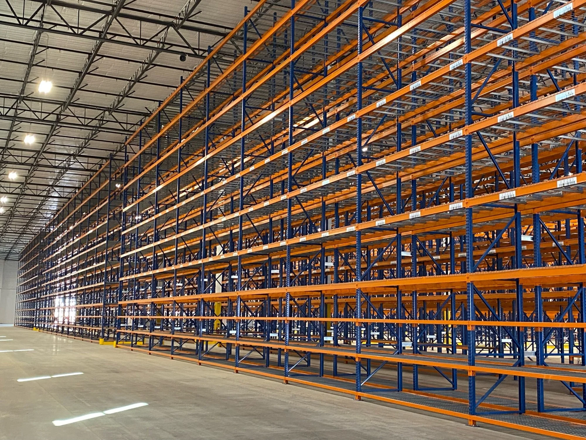 Boltless shelving system in warehouse